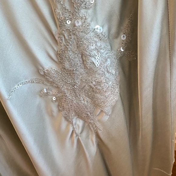 Astrid satin sage sequin flower applique dress size 4 - Picture 5 of 5